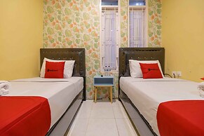 RedDoorz Syariah near Jam Gadang Bukittinggi 2