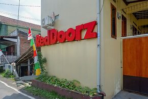 RedDoorz Syariah near GOR Satria 4