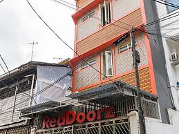RedDoorz Hostel near LTC Glodok