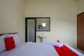 RedDoorz near Graha Saba Buana Solo