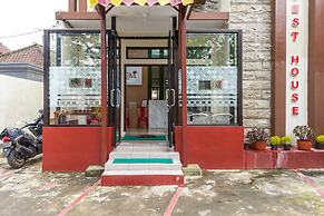 RedDoorz near Dino Park