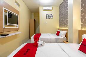 RedDoorz near Dino Park