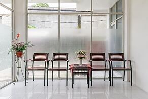 RedDoorz Plus @ Gunungsari Surabaya