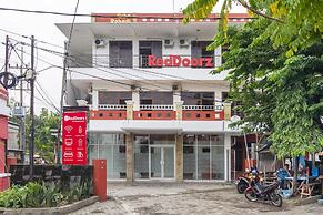 RedDoorz Plus @ Gunungsari Surabaya