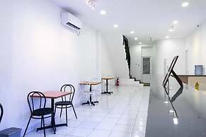 RedDoorz Hostel near Taman Puring