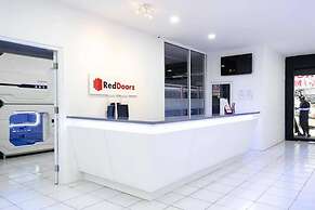 RedDoorz Hostel near Taman Puring