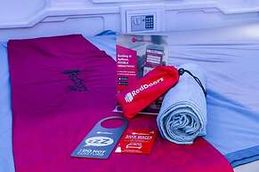 RedDoorz Hostel near Taman Puring