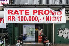 RedDoorz Hostel near Taman Puring