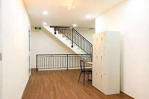 RedDoorz Hostel near Taman Puring