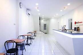 RedDoorz Hostel near Taman Puring