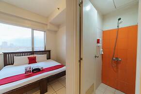 RedDoorz Plus @ E Rodriguez Corner Banawe