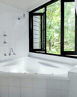 Tiona Palms Holiday Park