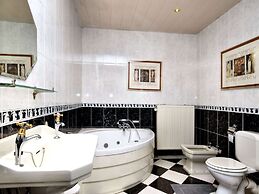 Luxurious Mansion With Indoor Pool and Sauna