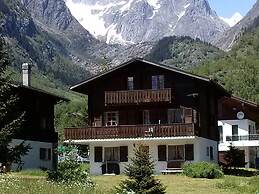 Elegant Apartment in Fieschertal near Forest