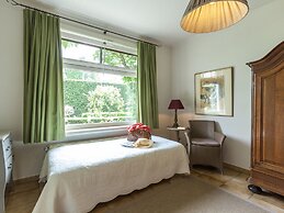 House in Zingem Near Hiking Trails