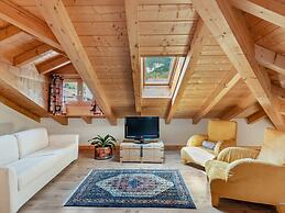 Belvilla by OYO Charming Apartment in Brez With TV