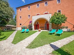 Farmhouse in Montescudaio with Shared Pool near Sea & Park