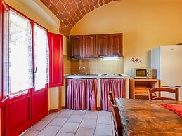 Farmhouse in Montescudaio with Shared Pool near Sea & Park