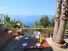 Cozy Holiday Home in Ricadi near Sea