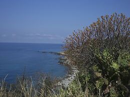 Belvilla by OYO Limoni