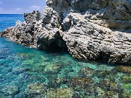 Belvilla by OYO Limoni