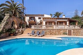 Villa in Son Servera With Beach & Pool