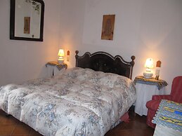 Small House in the Hills for Beautiful Walks Near the Sea