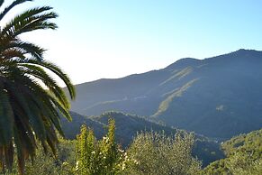 Small House in the Hills for Beautiful Walks Near the Sea