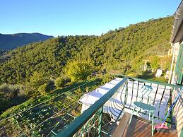 Small House in the Hills for Beautiful Walks Near the Sea