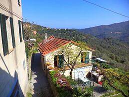 Small House in the Hills for Beautiful Walks Near the Sea