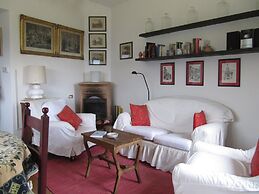 Small House in the Hills for Beautiful Walks Near the Sea