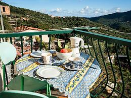 Small House in the Hills for Beautiful Walks Near the Sea
