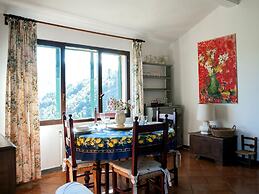 Small House in the Hills for Beautiful Walks Near the Sea