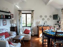 Small House in the Hills for Beautiful Walks Near the Sea