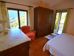 Small House in the Hills for Beautiful Walks Near the Sea