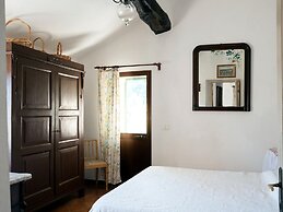 Small House in the Hills for Beautiful Walks Near the Sea