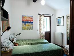 Small House in the Hills for Beautiful Walks Near the Sea