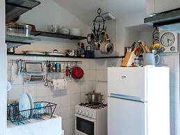 Small House in the Hills for Beautiful Walks Near the Sea