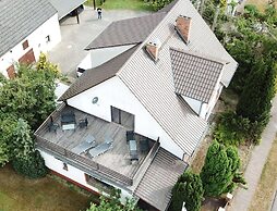 Large Holiday Home With Roof Terrace and Garden