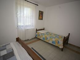 Charming Apartment in Banjole Near Sea