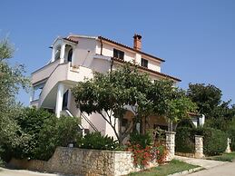 Charming Apartment in Banjole Near Sea