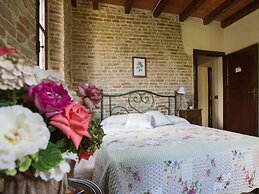 Magnificent old Country House With Garden and Private Pool, With Wifi