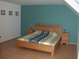 Large Luxury House with Sauna & Hot Tub in Giant Mountains near ski Ar