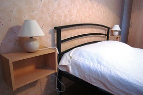 Combine City & Countryside in Well Kept House With Many Games, Next to