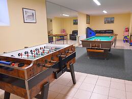 Combine City & Countryside in Well Kept House With Many Games, Next to
