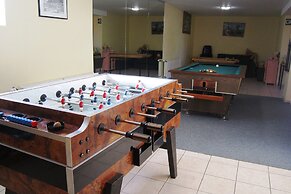 Combine City & Countryside in Well Kept House With Many Games, Next to