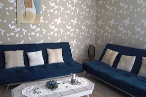 Combine City & Countryside in Well Kept House With Many Games, Next to