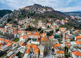 Spacious Stay in Historic Knin