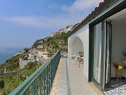 Apartment near Praia with Large Terrace & Spectacular Views