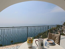 Apartment near Praia with Large Terrace & Spectacular Views